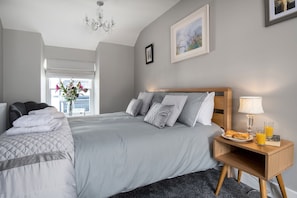 2 bedrooms, individually decorated, individually furnished, free WiFi - The Old Sweet Shop (Conwy)