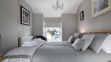 2 quartos, individualmente decorados, individualmente mobiliados