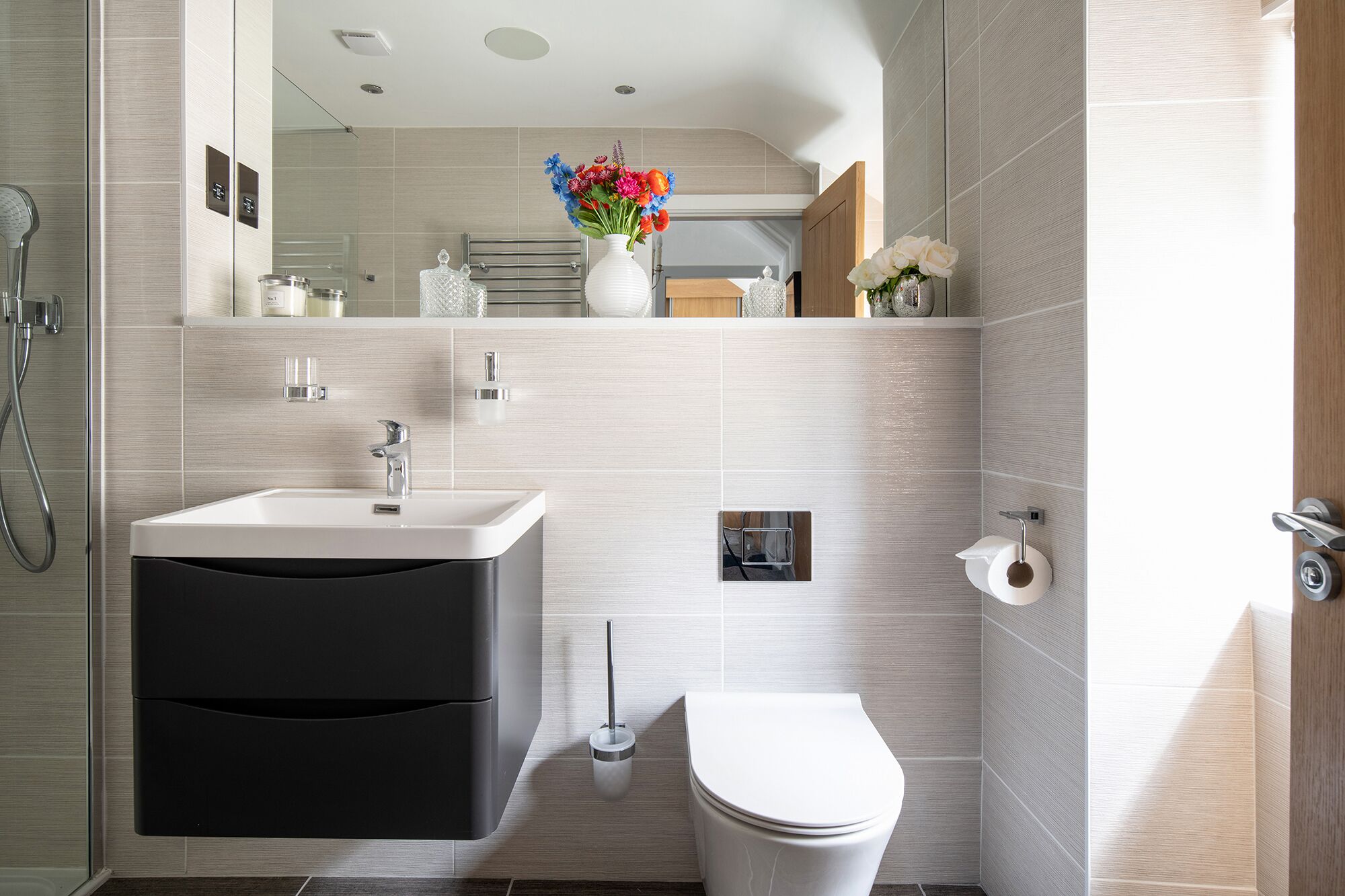 Une salle de bain moderne avec un lavabo, des toilettes et une douche.