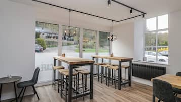 Cottage | Dining