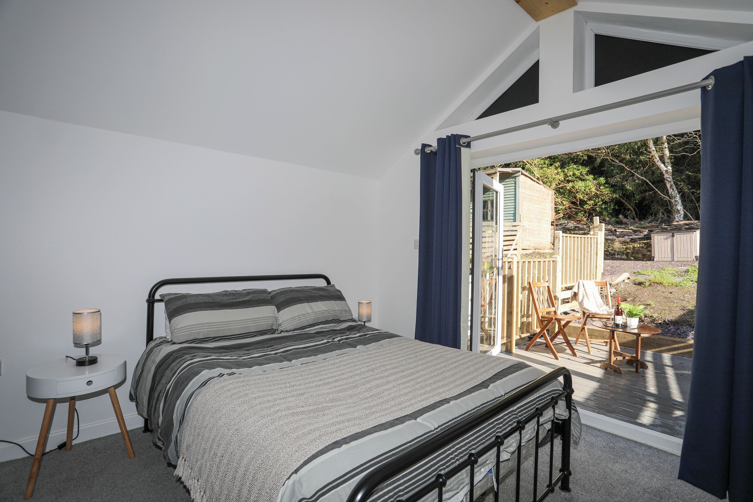 2 Schlafzimmer, individuell dekoriert, individuell eingerichtet