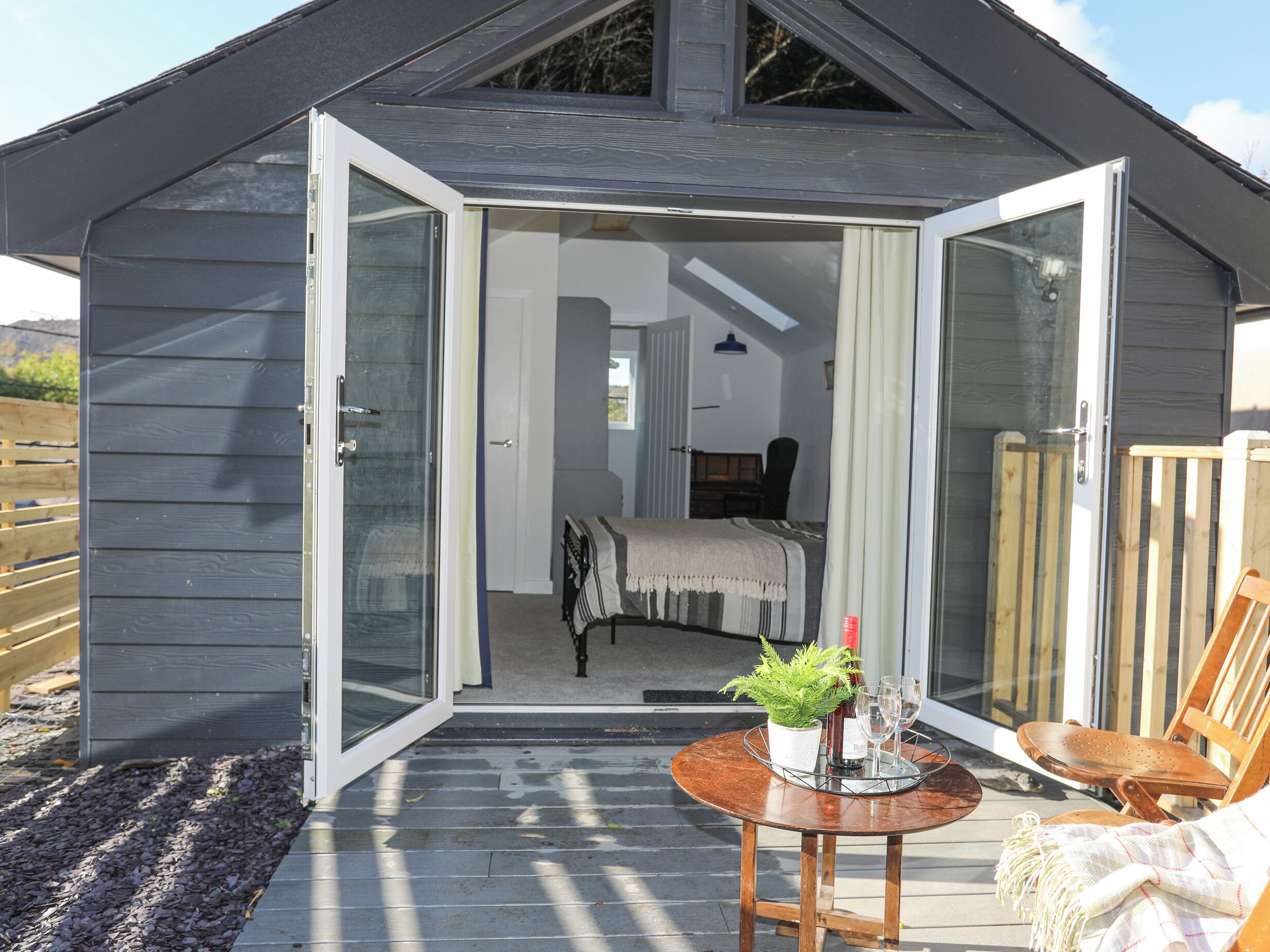 2 habitaciones, decoración personalizada y muebles diferentes 