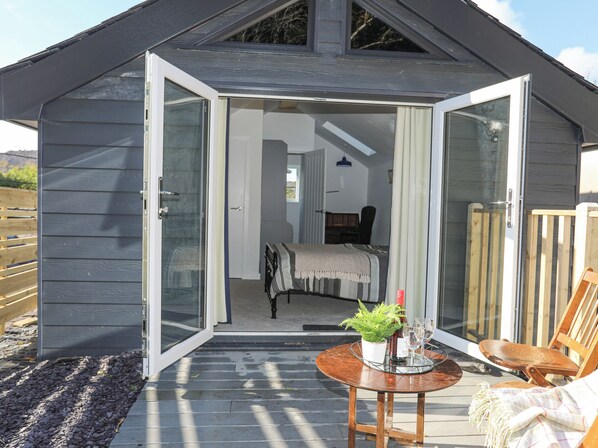 2 bedrooms, individually decorated, individually furnished, free WiFi