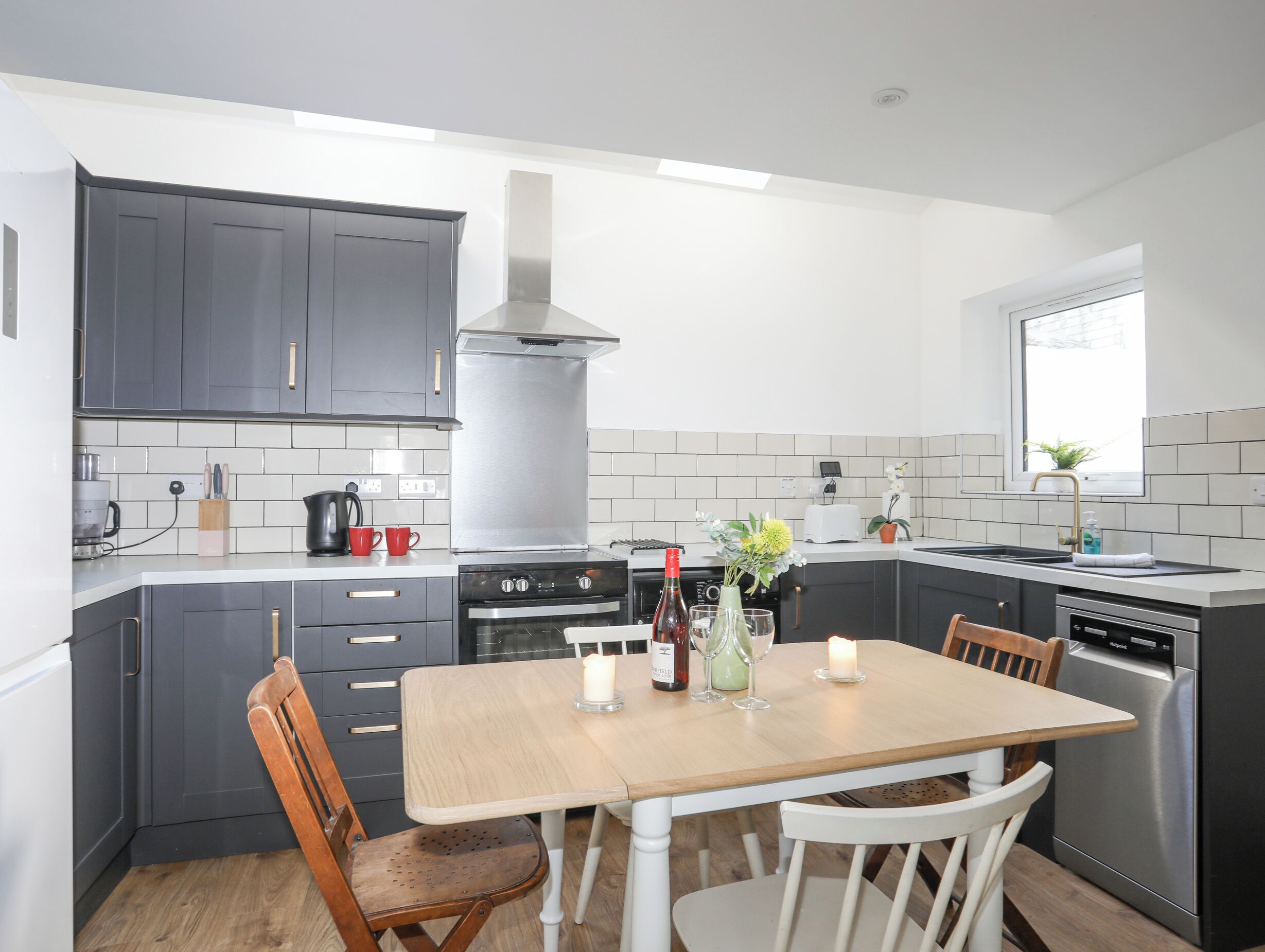 Refrigerador, lavavajillas, tetera/pava eléctrica, tostadora