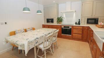 Frigorífico, lavavajillas, hervidor eléctrico y tostadora