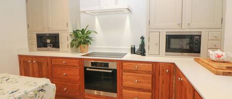 電冰箱、洗碗機、電熱水壺、烤麵包機