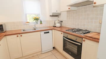 Dishwasher, electric kettle, toaster, cookware/dishes/utensils