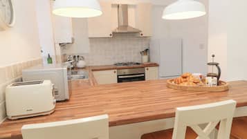 Dishwasher, electric kettle, toaster, cookware/dishes/utensils
