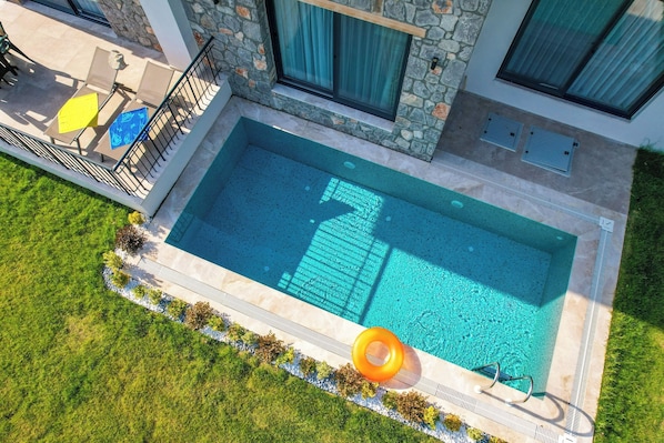 Piscine extérieure en saison