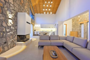 Villa luxueuse, vue sur la piscine | Salle de séjour | Téléviseur ACL