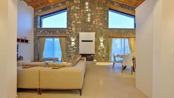 Luxury Villa, Pool View | Ruang tamu | TV LCD