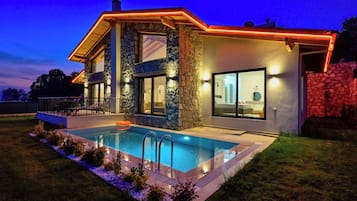 Luxury Villa, Pool View | 2 bedrooms, bed sheets
