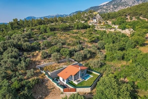 Villa luxueuse, vue sur la piscine | 2 chambres, literie fournie