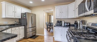 Spacious 6BR Home - Near CLE/Solon