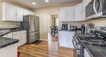 Spacious 6BR Home - Near CLE/Solon