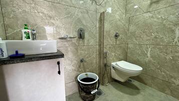 Secador de pelo, toallas, jabón, papel higiénico