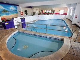 Una piscina cubierta