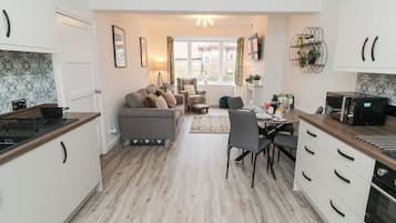 Cottage | Private kitchen | Cookware/dishes/utensils