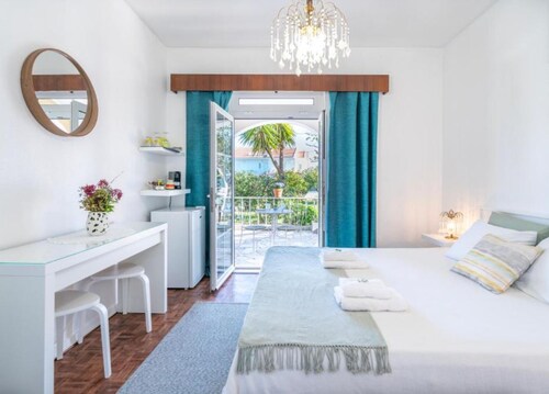 Double room with private bathroom, balcony and garden view
