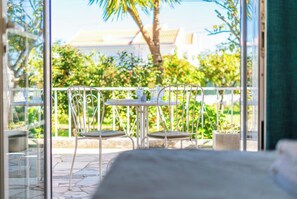 Outdoor dining - Double room with private bathroom, balcony and garden view (Pêra)