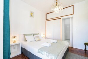 1 bedroom, iron/ironing board, free WiFi, bed sheets - Double room with private bathroom, balcony and garden view (Pêra)
