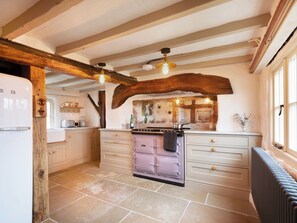 Lave-vaisselle, batterie de cuisine, vaisselle et ustensiles