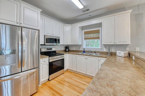 5 Bedroom Home with a Private Pool, Walking Distance to the Beach and Pier