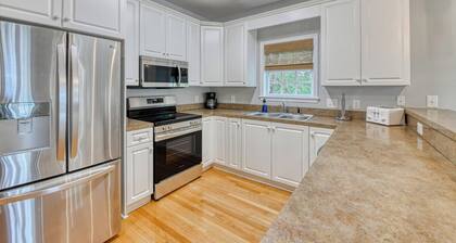 5 Bedroom Home with a Private Pool, Walking Distance to the Beach and Pier