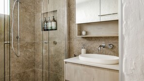 Shower, hair dryer, towels - Hydra - 3 Bedrooms, Ocean views, Pool (Sunshine Beach)