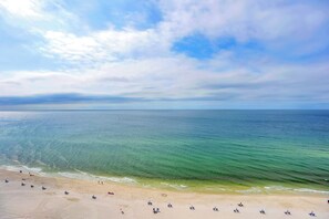 Una playa con agua cristalina y una orilla arenosa.