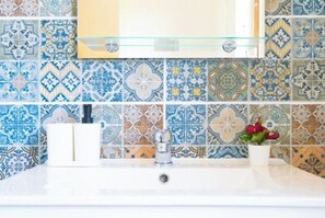 Een haardroger, handdoeken, zeep, toiletpapier