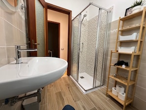 Dusche, Haartrockner, Bidet, Handtücher