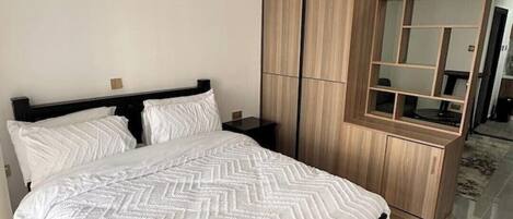 1 habitación, tabla de planchar con plancha, wifi y ropa de cama