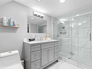 Shower, hair dryer, towels - Sunny City Accommodations - Close to METRO and UMD (Washington)