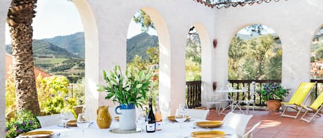 Outdoor dining