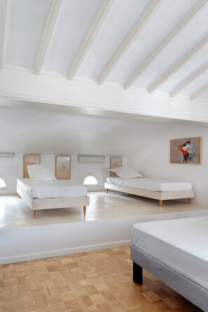 7 bedrooms, iron/ironing board, WiFi, bed sheets