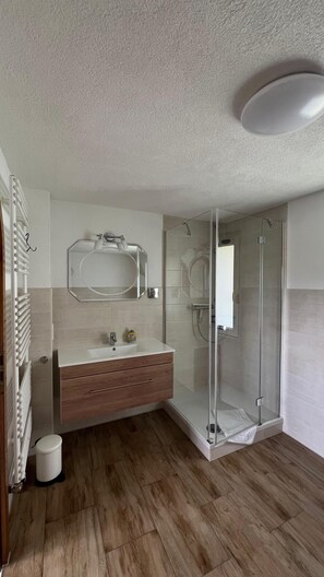SĂšche-cheveux, serviettes fournies, savon, papier toilette