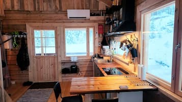 Panoramic Cabin, River View | Private kitchen