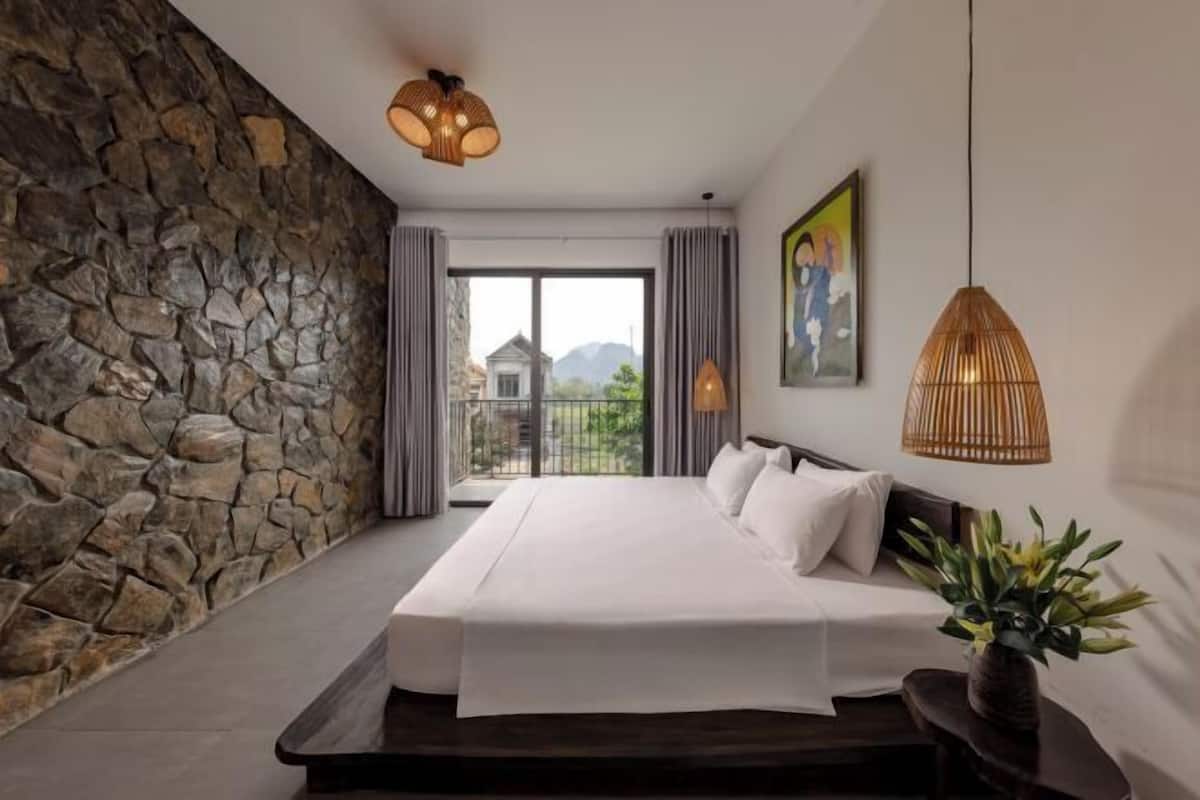 Soundproofing, free WiFi, bed sheets