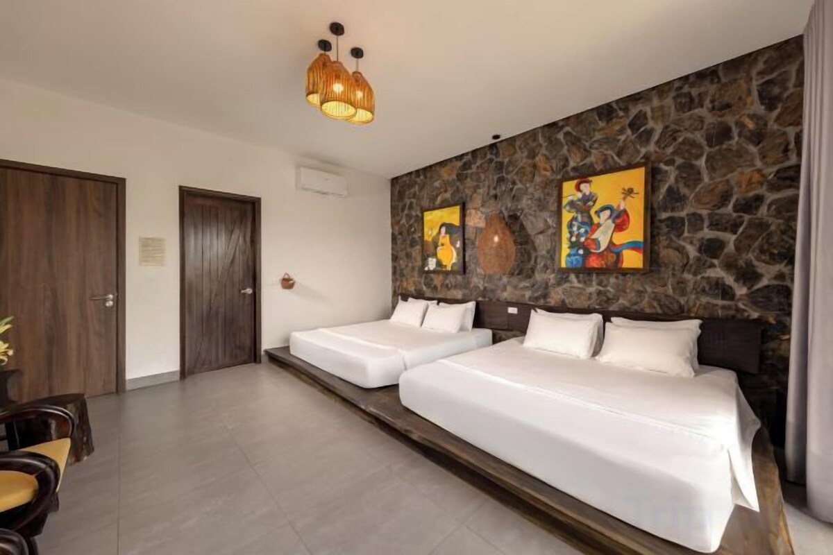 Deluxe Family Room