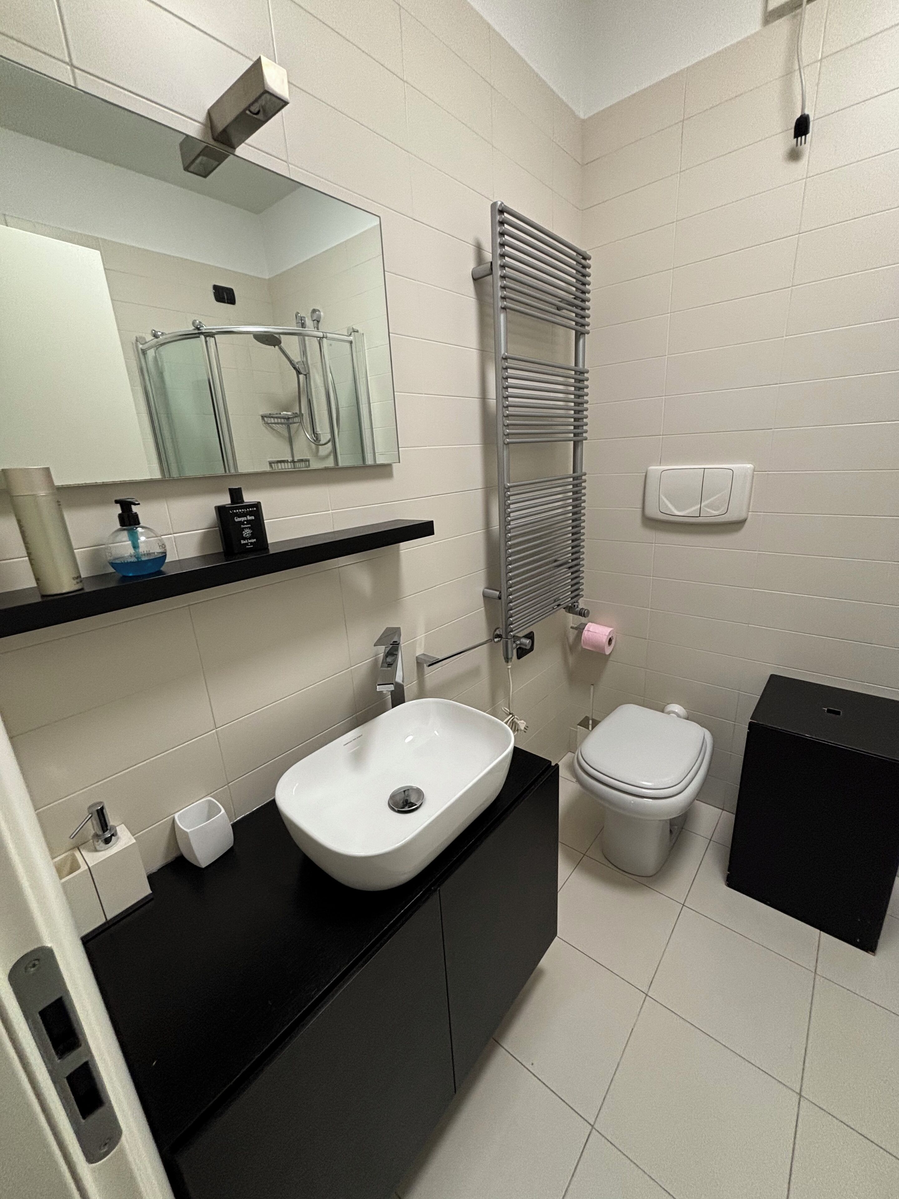 Een douche, een haardroger, een bidet, handdoeken