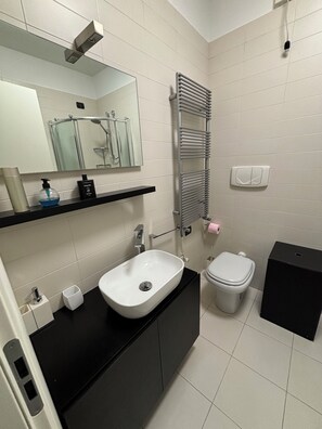 Dusche, Haartrockner, Bidet, Handtücher