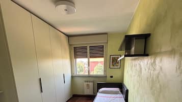 2 habitaciones, escritorio y ropa de cama