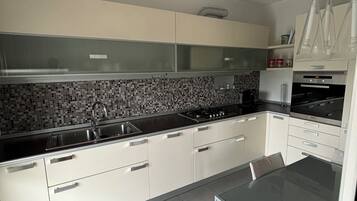 Refrigerador, microondas, horno y parrilla de estufa