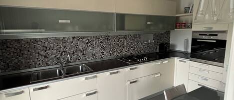 Kjøleskap, mikrobølgeovn, ovn og kokeplater