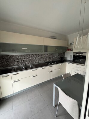 冰箱、微波炉、烤箱、炉灶