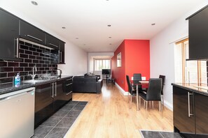 Apartamento | Cozinha privada | Geladeira, micro-ondas, fogão, cooktop