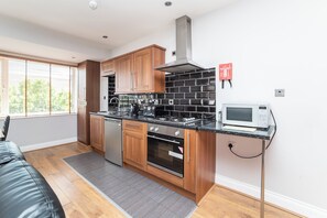 Apartment | Eigene Küche | Kühlschrank, Mikrowelle, Ofen, Herdplatte