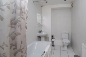 Apartamento | Banheiro | Chuveiro/banheira combinados, banheira de imersão, secador de cabelo 