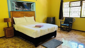 Kamar Double Deluks untuk 1 Orang, pemandangan kebun | Meja kerja, ruang kerja ramah laptop, dan tirai kedap cahaya